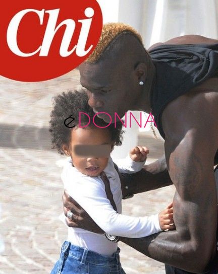 mario-balotelli-con-la-figlia-pia-a-napoli